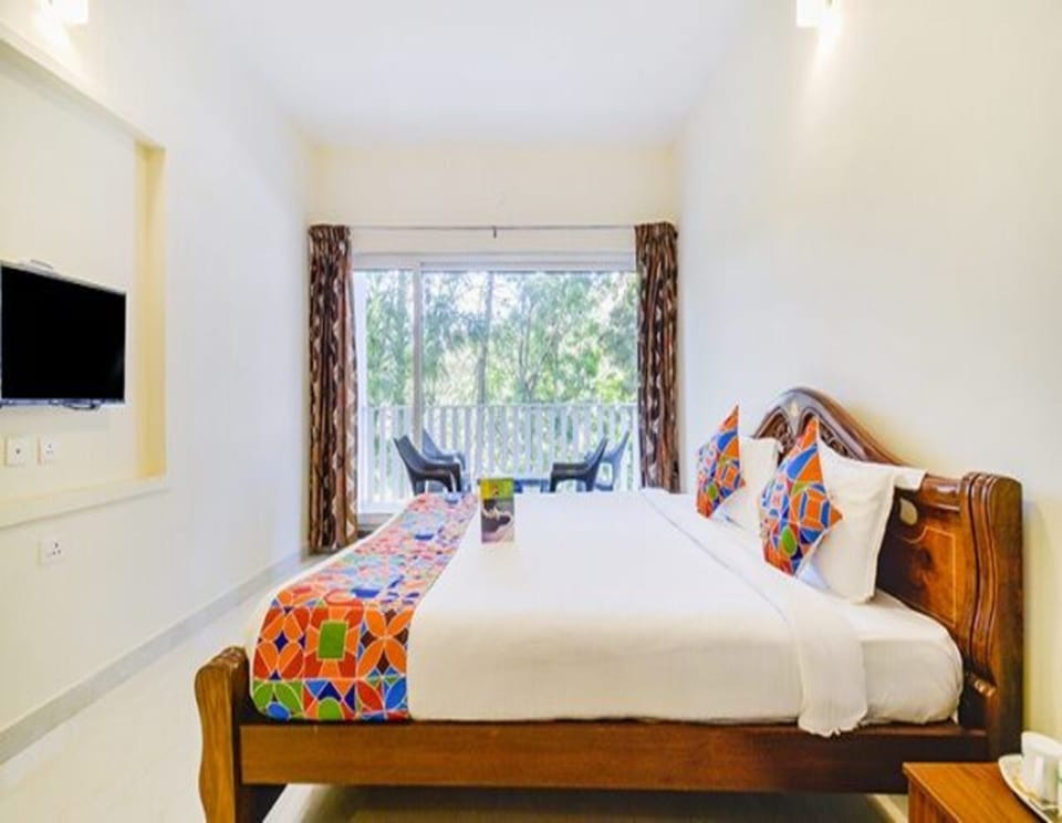 Egyptian cotton sheets, premium bedding, in-room safe, desk