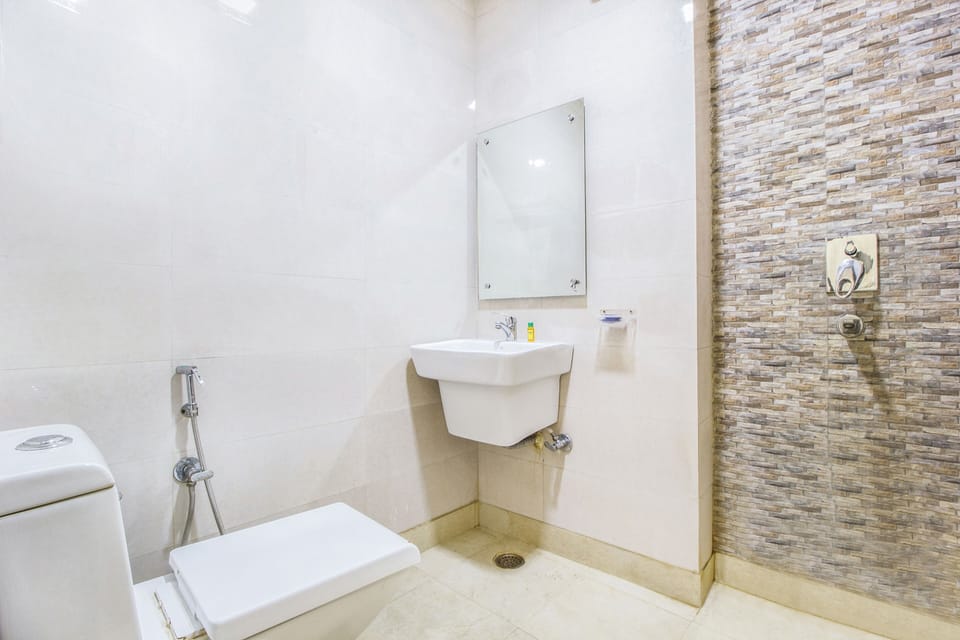Deluxe Room | Bathroom | Shower, rainfall showerhead, free toiletries, towels