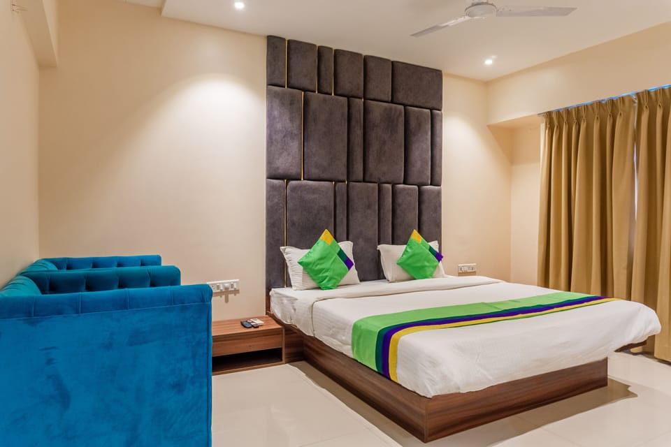 Deluxe Double Room | In-room safe, desk, iron/ironing board, free WiFi