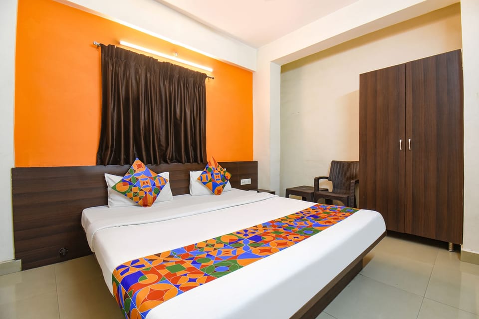 Deluxe Room | Egyptian cotton sheets, premium bedding, in-room safe, desk