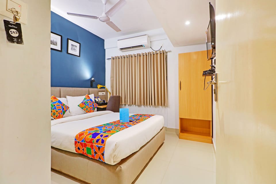 Egyptian cotton sheets, premium bedding, in-room safe, desk