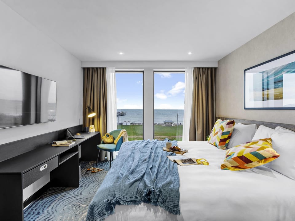 Premium Room, 1 Double Bed | Desk, laptop workspace, soundproofing, iron/ironing board