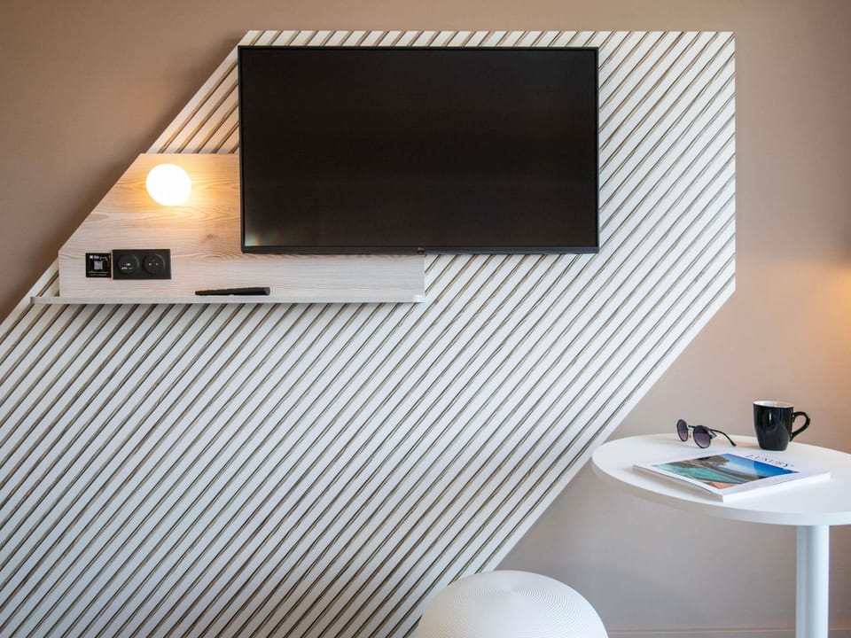 Premium bedding, in-room safe, laptop workspace, blackout drapes