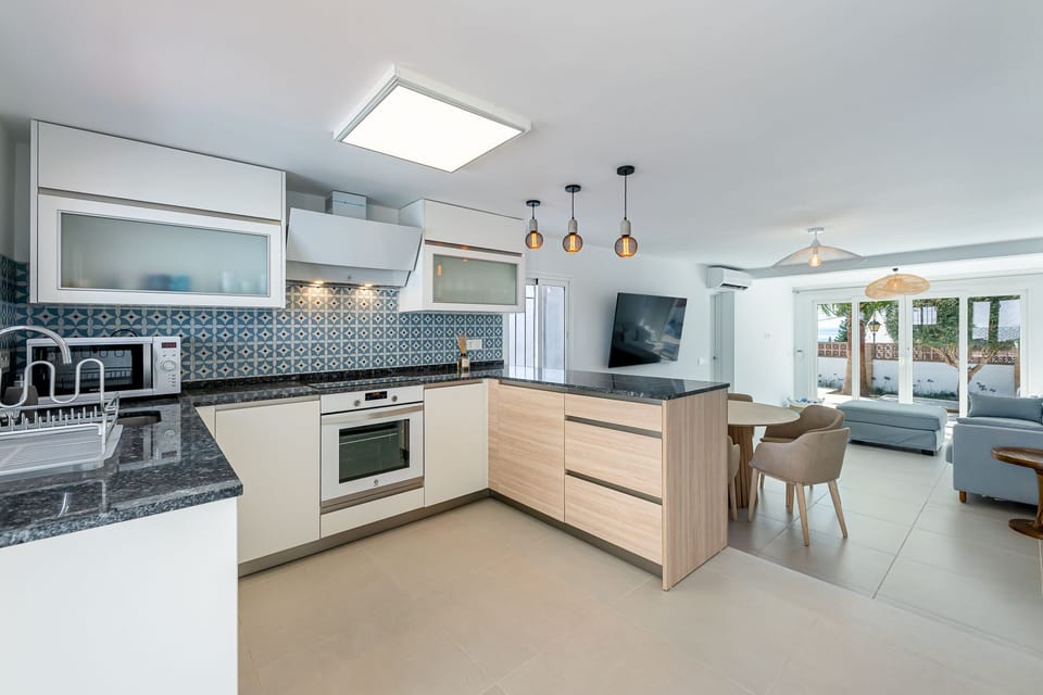 fully equipped kitchen - New charming house 150 meters from the beach