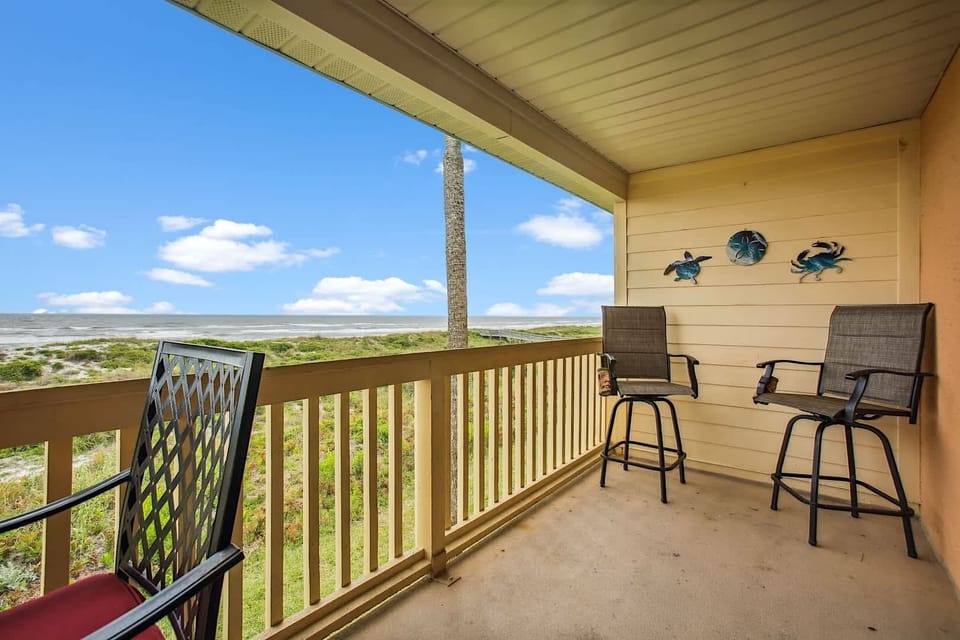 - Private balcony with seating to enjoy sea breezes  
- Peaceful retreat with direct views of sand dunes and waves  
- Perfect spot for morning coffee or sunset relaxation  