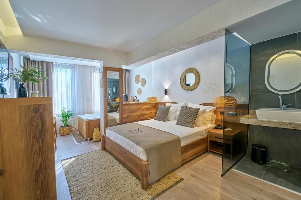 Egyptian cotton sheets, premium bedding, minibar (free items)