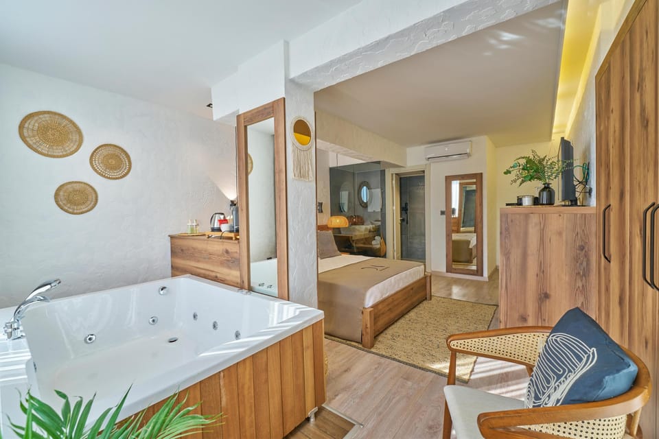 Shower, rainfall showerhead, free toiletries, hair dryer