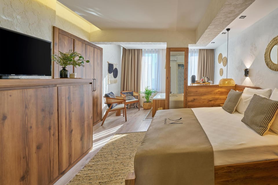 Egyptian cotton sheets, premium bedding, minibar (free items)