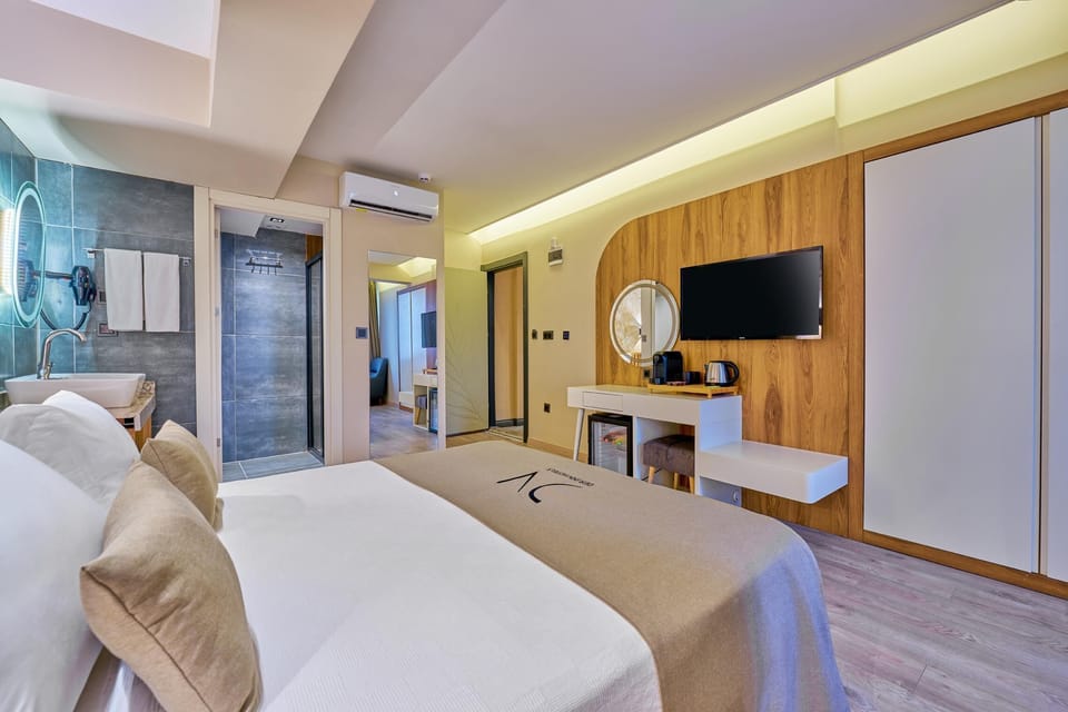 Egyptian cotton sheets, premium bedding, minibar (free items)