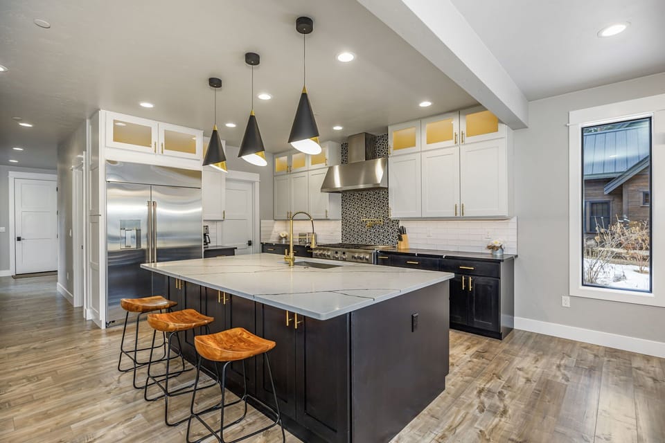 Kitchen Island – Gas Range + Bar Seating for Group Cooking
