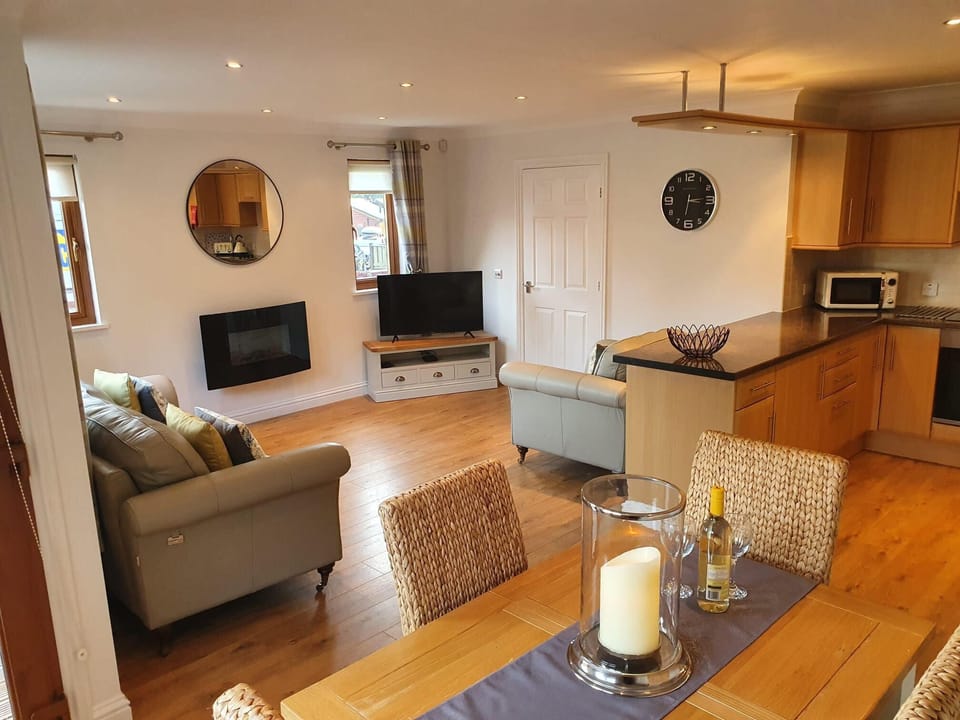 Cottage | Private kitchen | Fridge, microwave, oven, stovetop