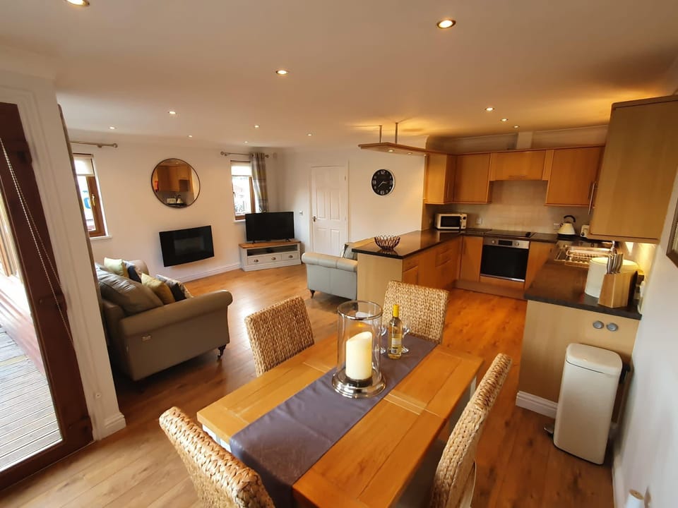 Cottage | Private kitchen | Fridge, microwave, oven, stovetop
