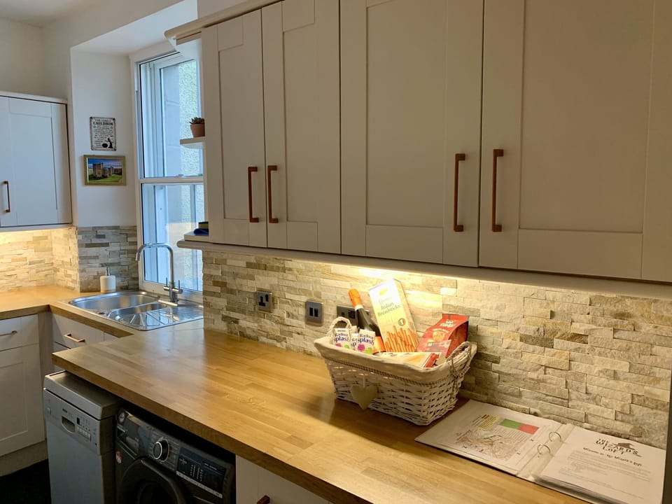 Cottage | Private kitchen | Fridge, dishwasher, electric kettle, toaster