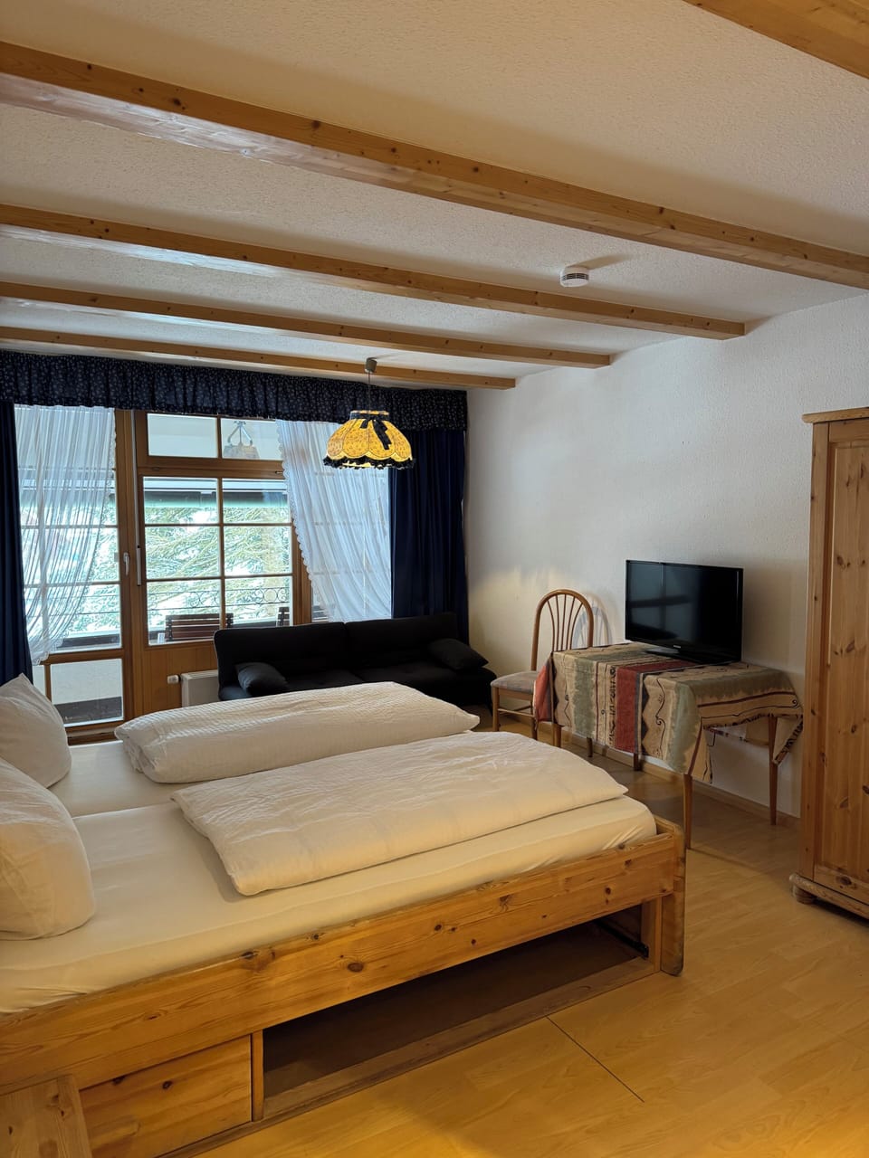 Travel crib, free WiFi, bed sheets