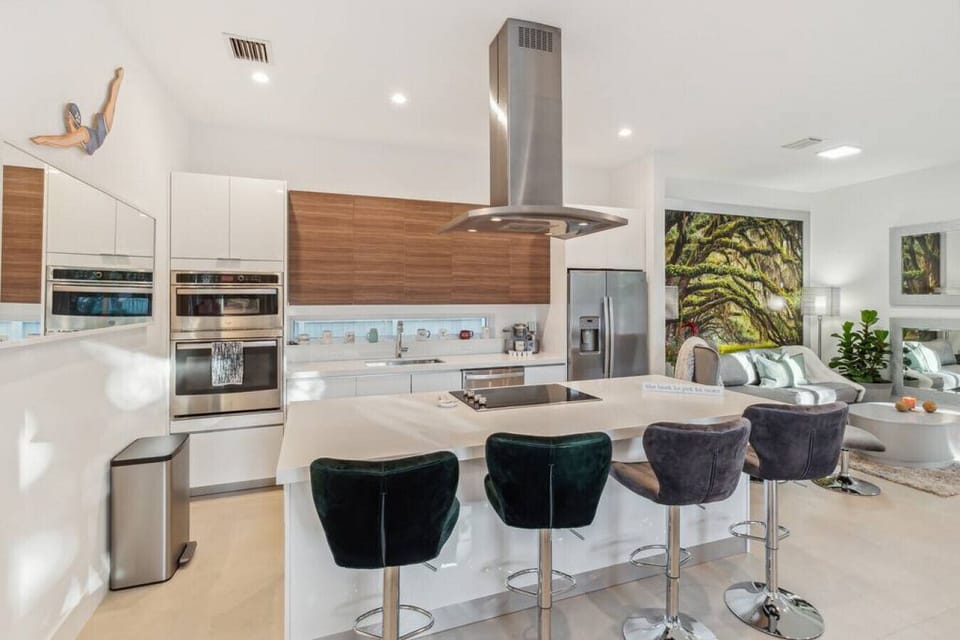 Kitchen, with sitting.