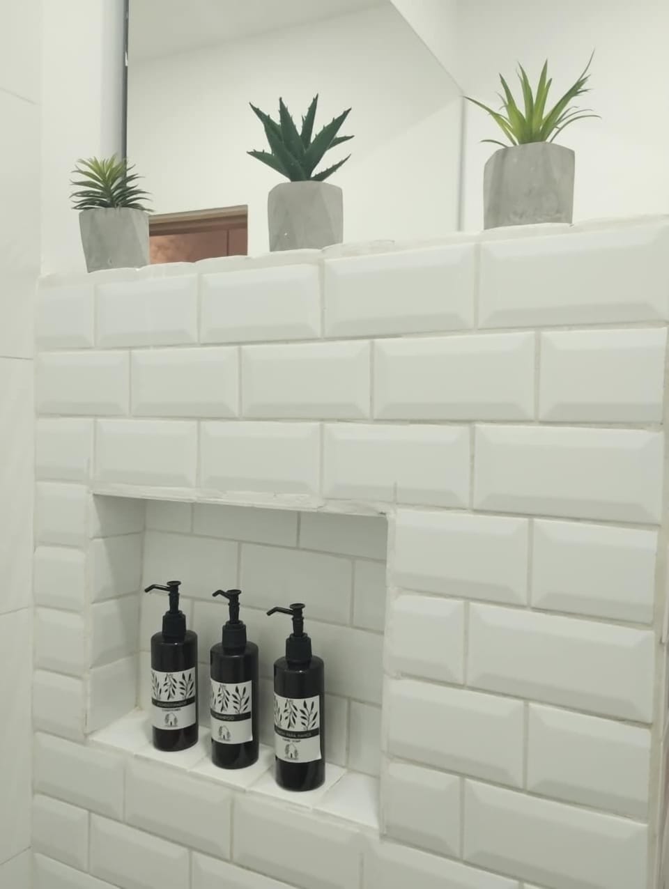 Family Room | Bathroom | Shower, rainfall showerhead, free toiletries, hair dryer