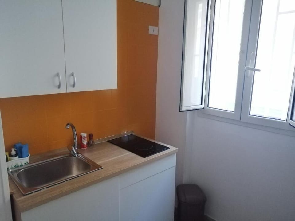 Full-size fridge, microwave, stovetop, electric kettle