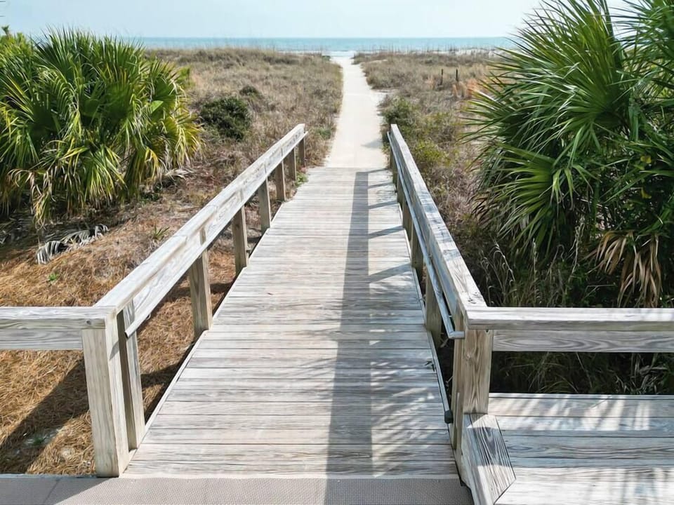 Walkway to beach 
