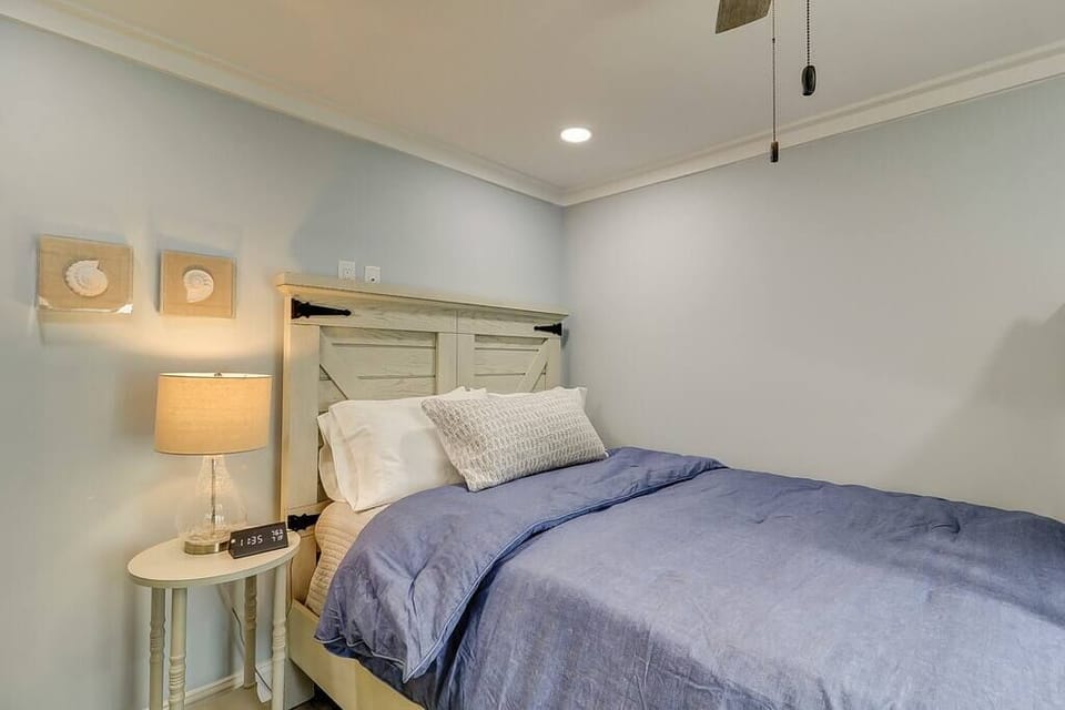 Queen bed in Guest Room