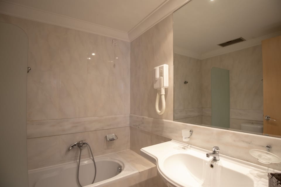Classic Double or Twin Room, 1 Double or 2 Twin Beds, Sea View | Bathroom | Free toiletries, hair dryer, towels