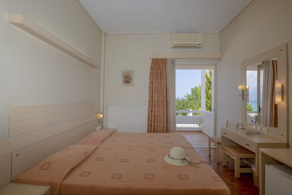 Classic Double or Twin Room, 1 Double or 2 Twin Beds, Sea View | Free WiFi, bed sheets