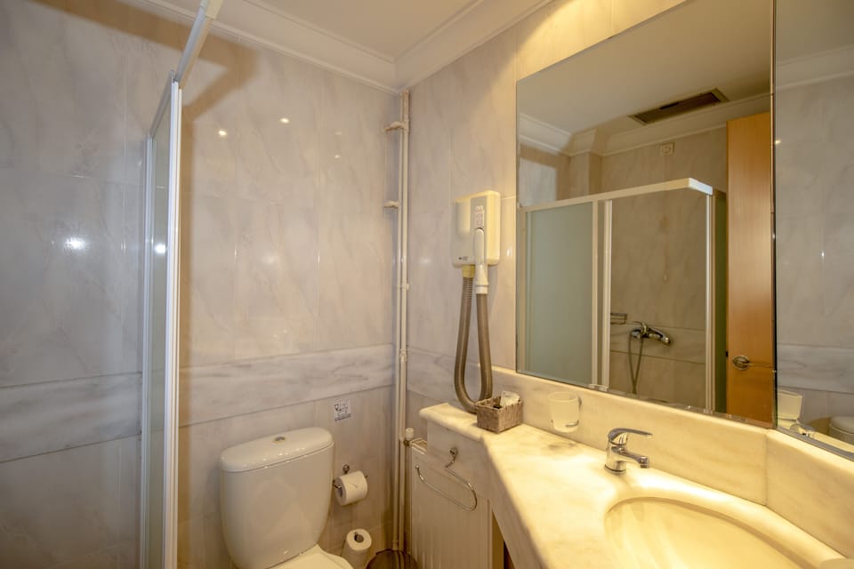 Classic Double or Twin Room, 1 Double or 2 Twin Beds, Sea View | Free WiFi, bed sheets