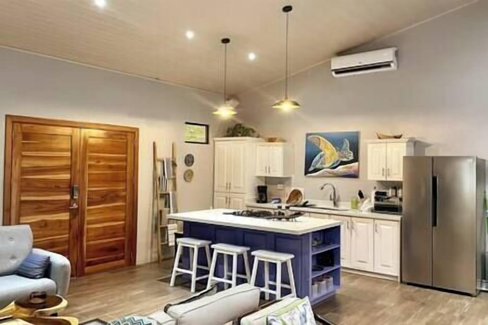 Kitchen/breakfast counter