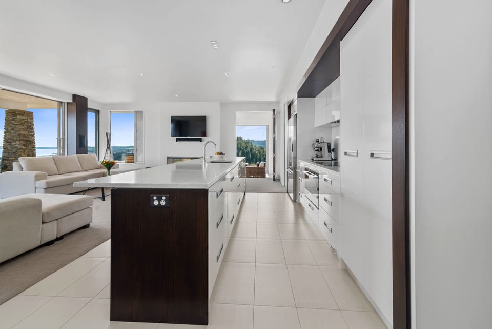 House, 3 Bedrooms | Private kitchen | Full-size fridge, microwave, oven, stovetop
