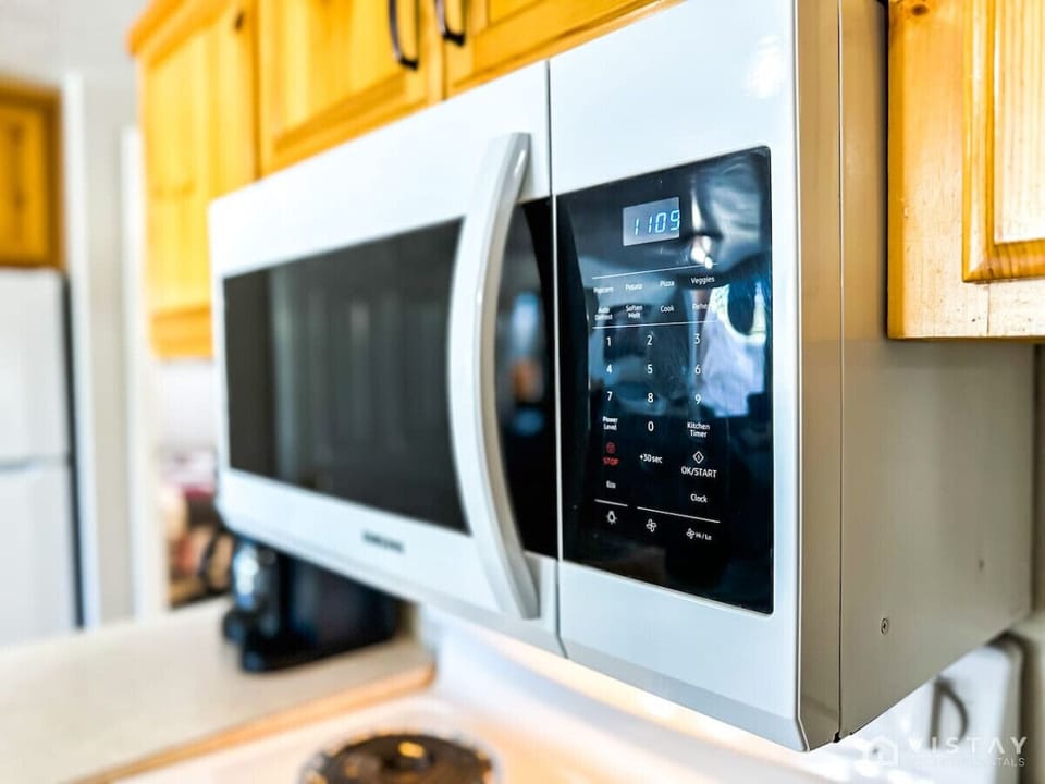 No time to cook? No problem! You can easily heat up quick meals with the microwave, making your stay even more convenient and hassle-free.