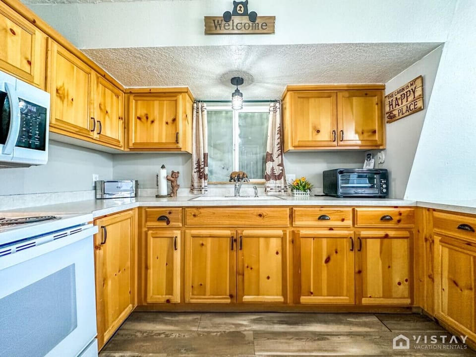 Full kitchen equipped with all cooking utensils and spices – perfect for home-cooked meals!