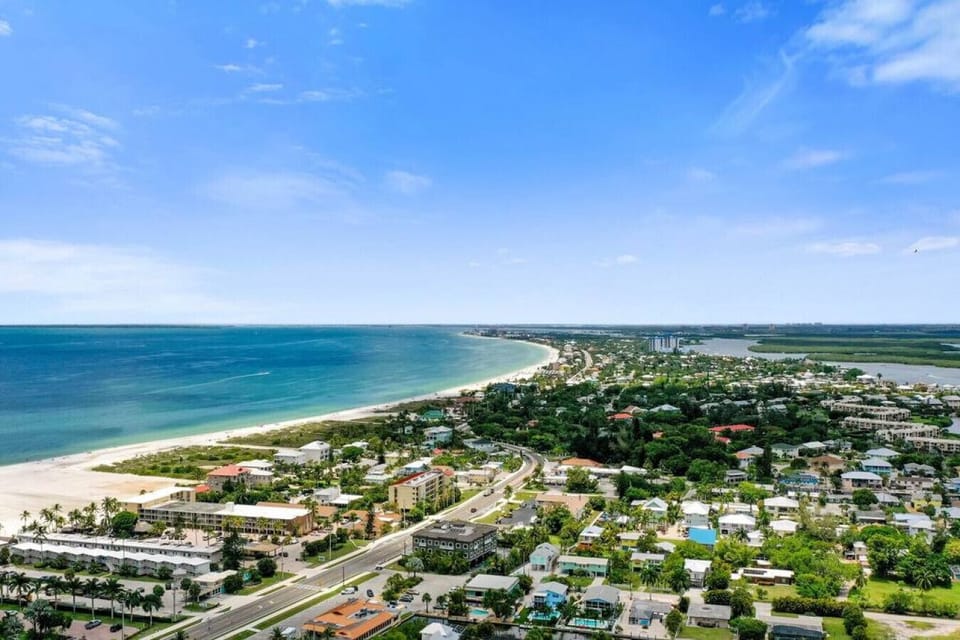 Strategic urban location offering views of the surrounding city.