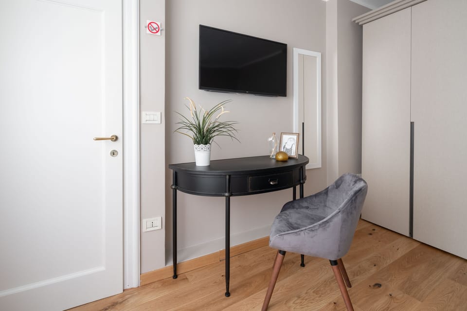 Deluxe Room | 1 bedroom, premium bedding, down comforters, in-room safe