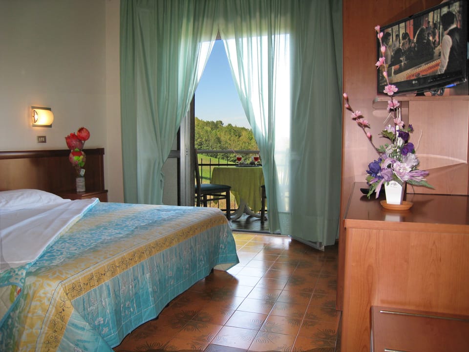 In-room safe, desk, soundproofing, cribs (surcharge)