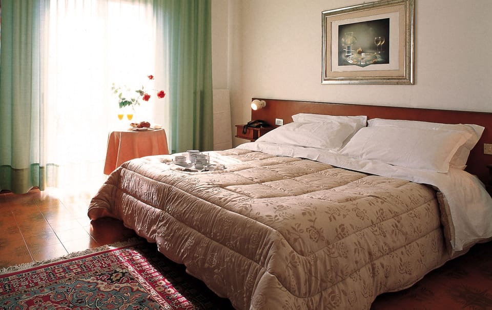 Single Room | In-room safe, desk, soundproofing, cribs (surcharge)