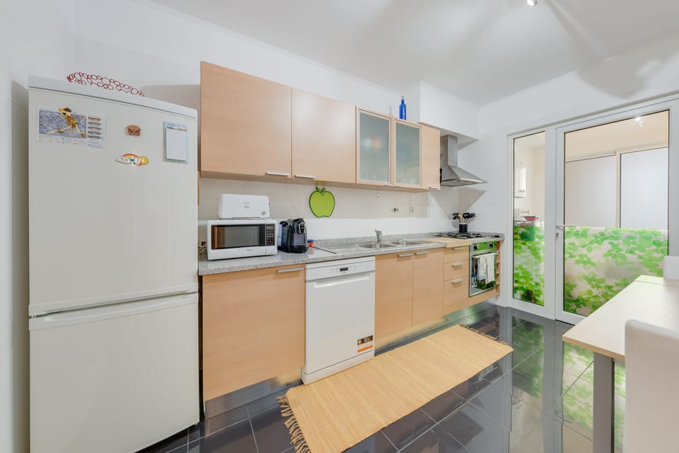 Premier Apartment | Private kitchen | Full-size fridge, microwave, oven, stovetop
