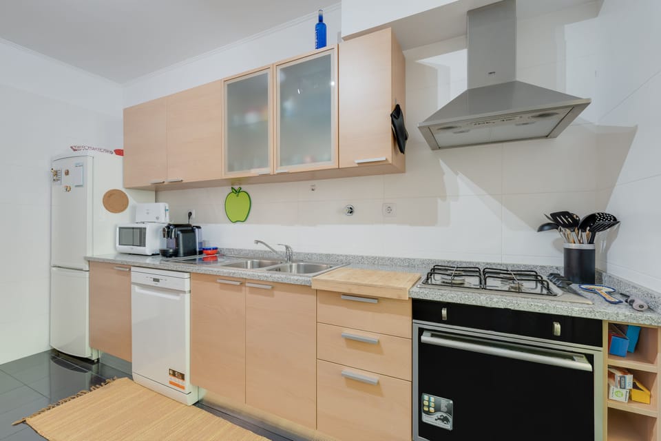 Premier Apartment | Private kitchen | Full-size fridge, microwave, oven, stovetop