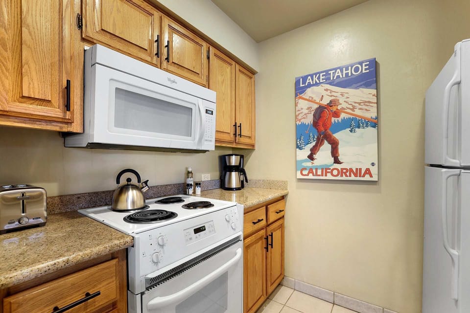 Condo, Multiple Beds, Balcony, Mountain View (Lakeland Sandy Beach Retreat) | Private kitchen | Fridge, microwave, oven, stovetop