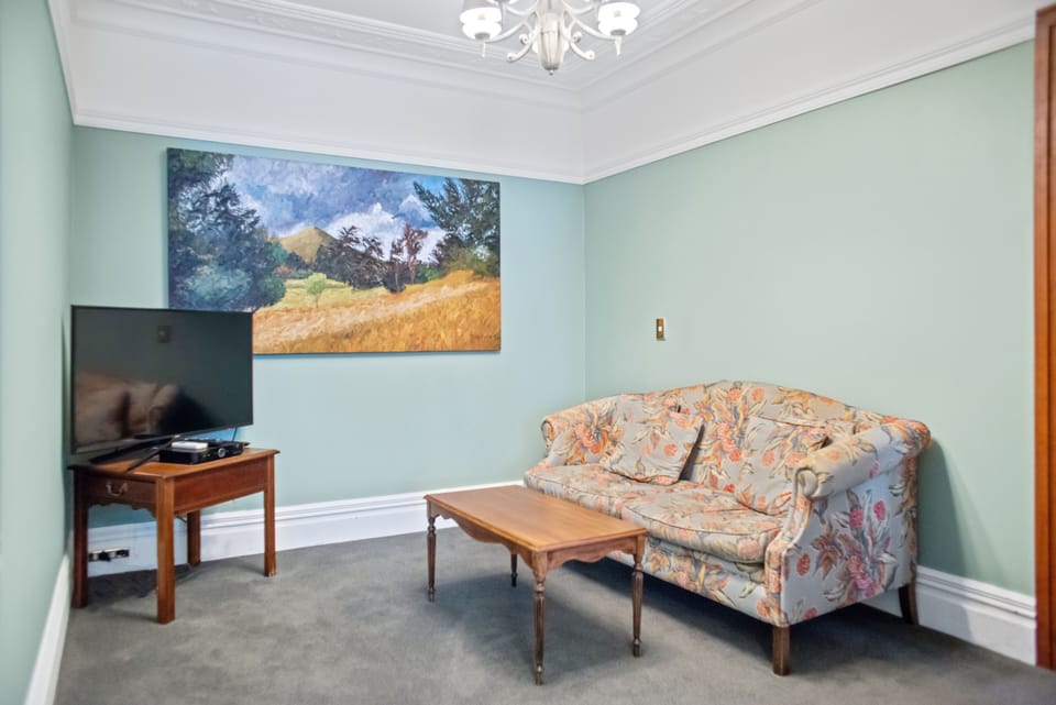 Deluxe Double Room | Minibar, desk, soundproofing, iron/ironing board