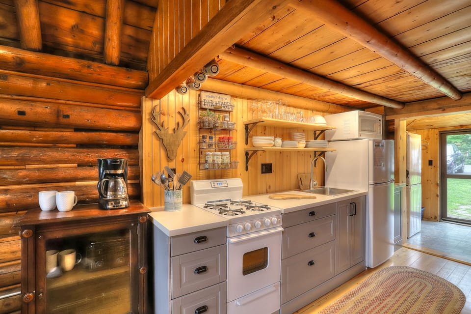 Kitchen - no dishwasher!