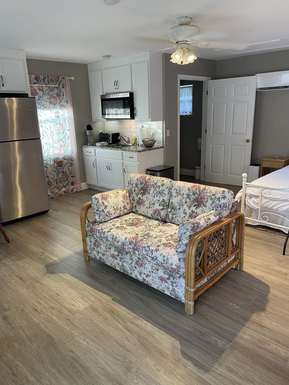 Rattan Love Seat & ceiling fan