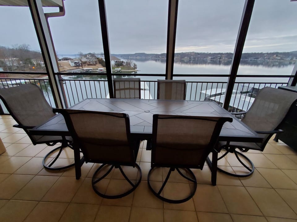 Seating for 6 on porch