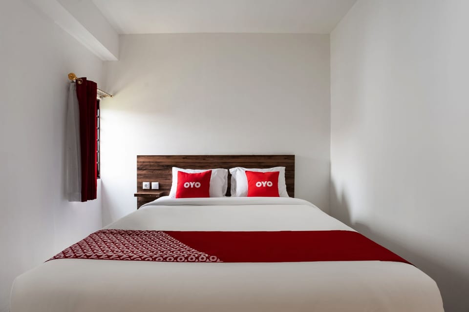 Desk, laptop workspace, free WiFi, bed sheets