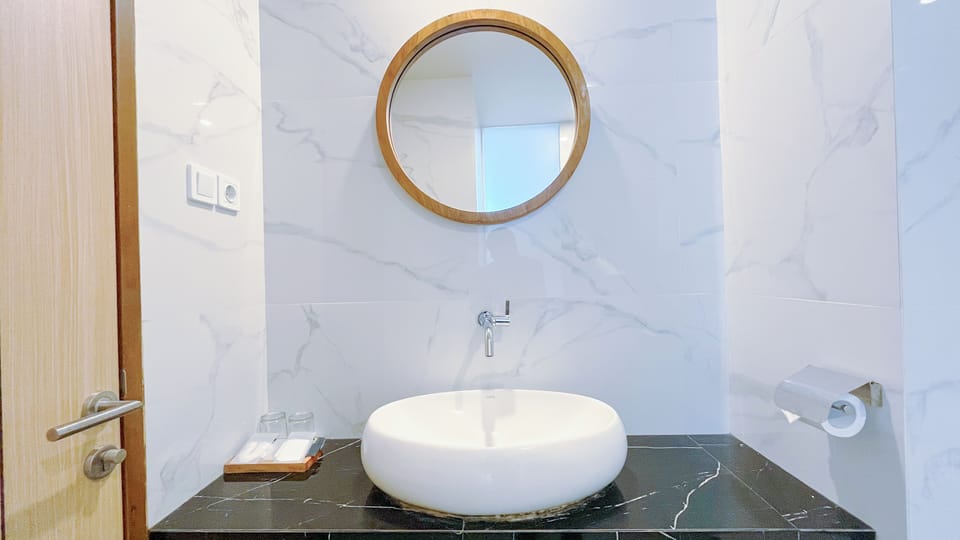 Shower, hydromassage showerhead, towels