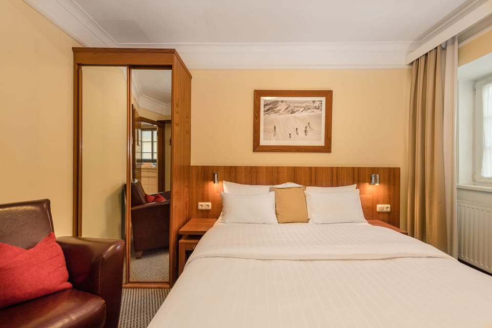 Single Room | Hypo-allergenic bedding, minibar, in-room safe, desk