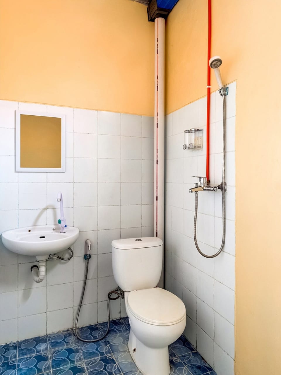 Shower, bidet, towels