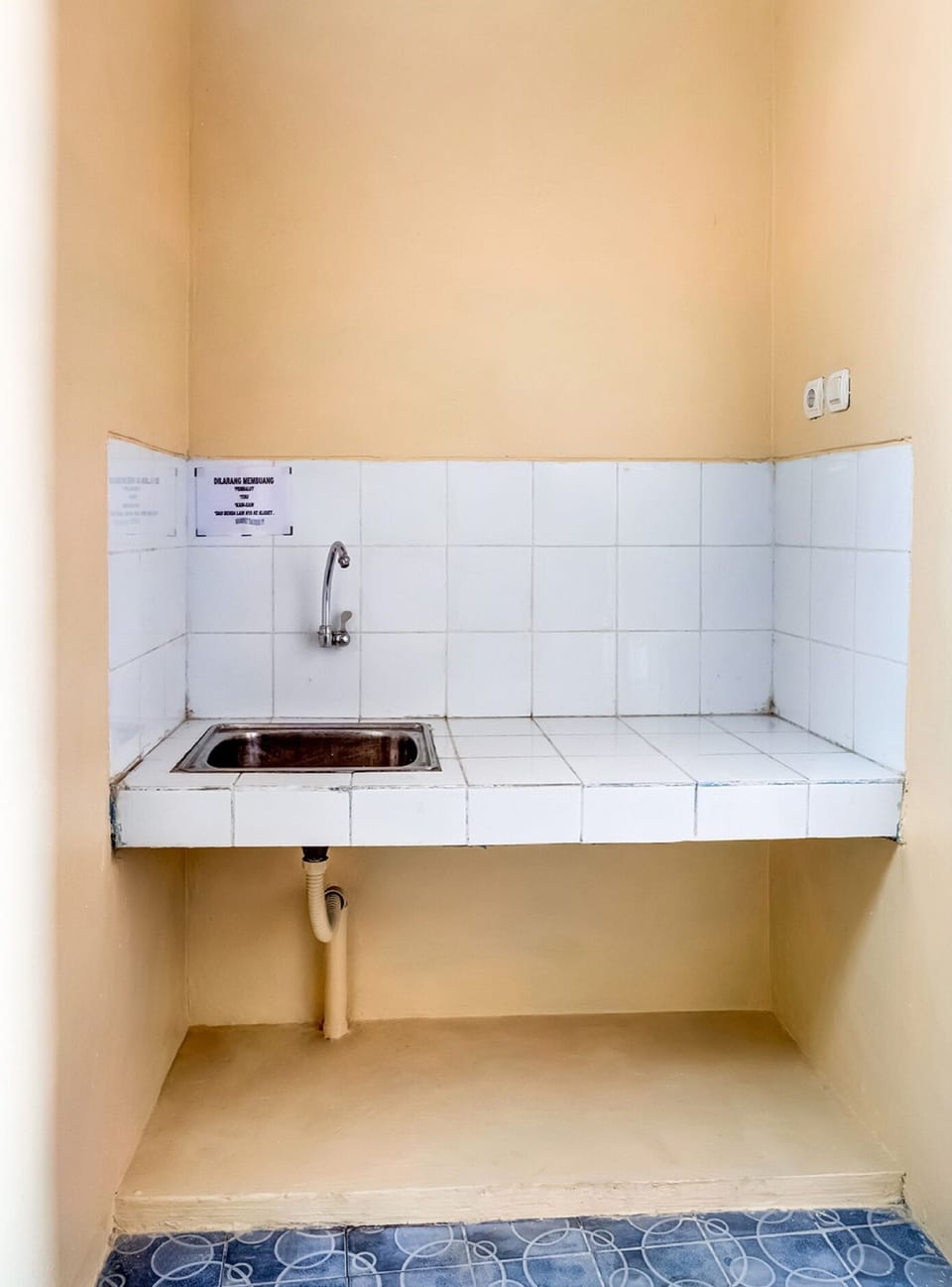 Shower, bidet, towels