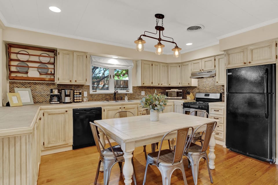 With a fully stocked kitchen and plenty of seating, mealtime is a breeze.