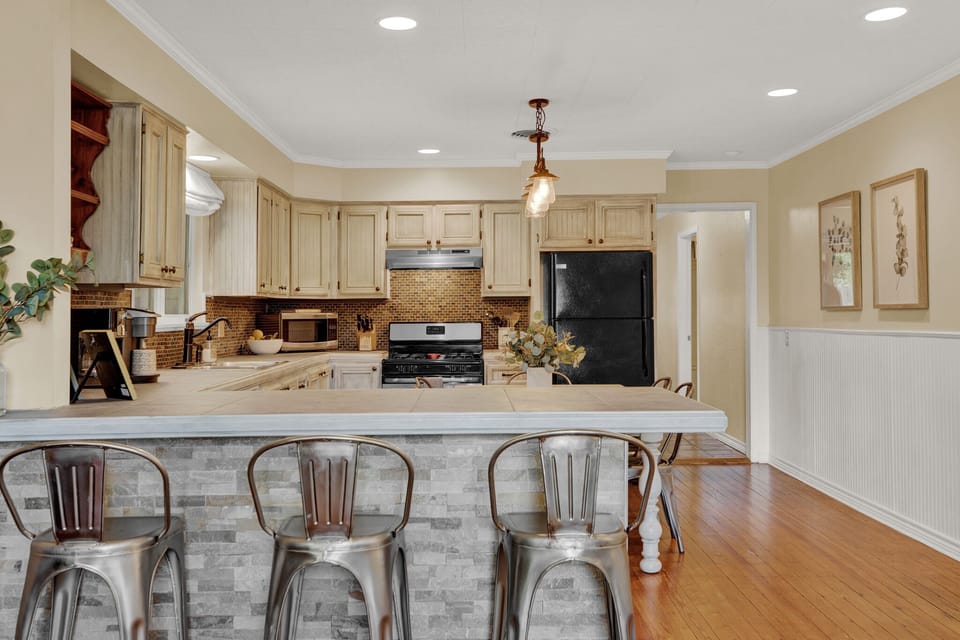 With thee barstools, the seating capacity in the kitchen is up to 9 people!