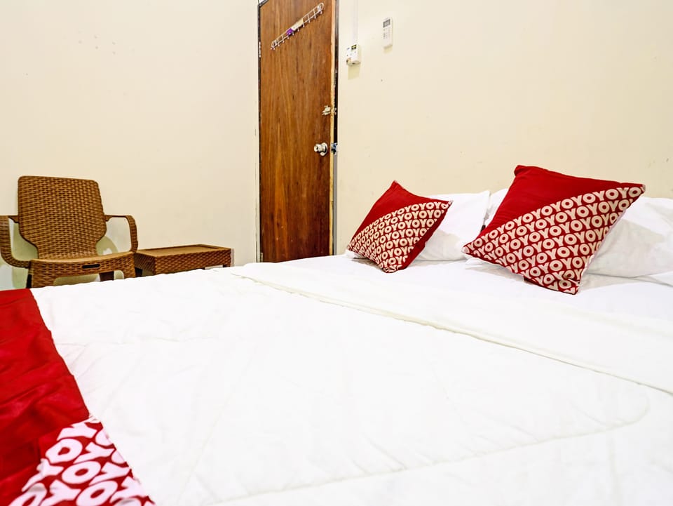 Laptop workspace, WiFi (free), bed sheets