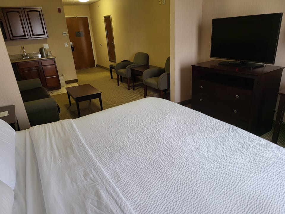 Premium bedding, in-room safe, desk, blackout drapes